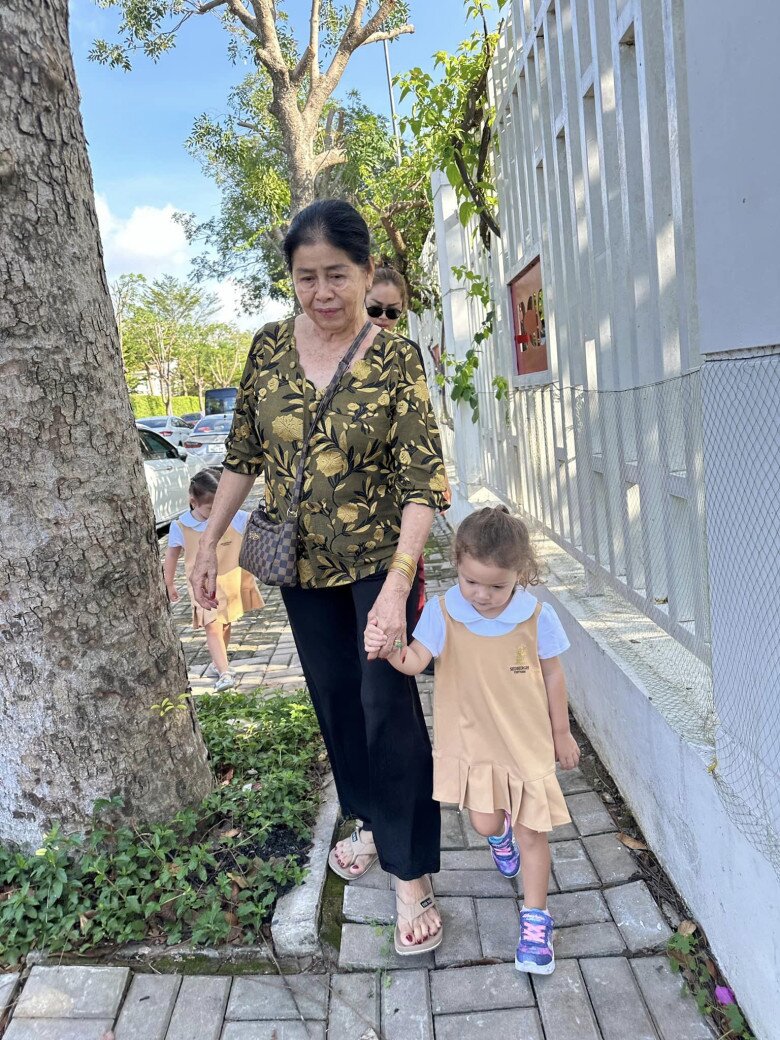 Mẹ ruột của Diễm Châu luôn đồng hành cùng các cháu. 