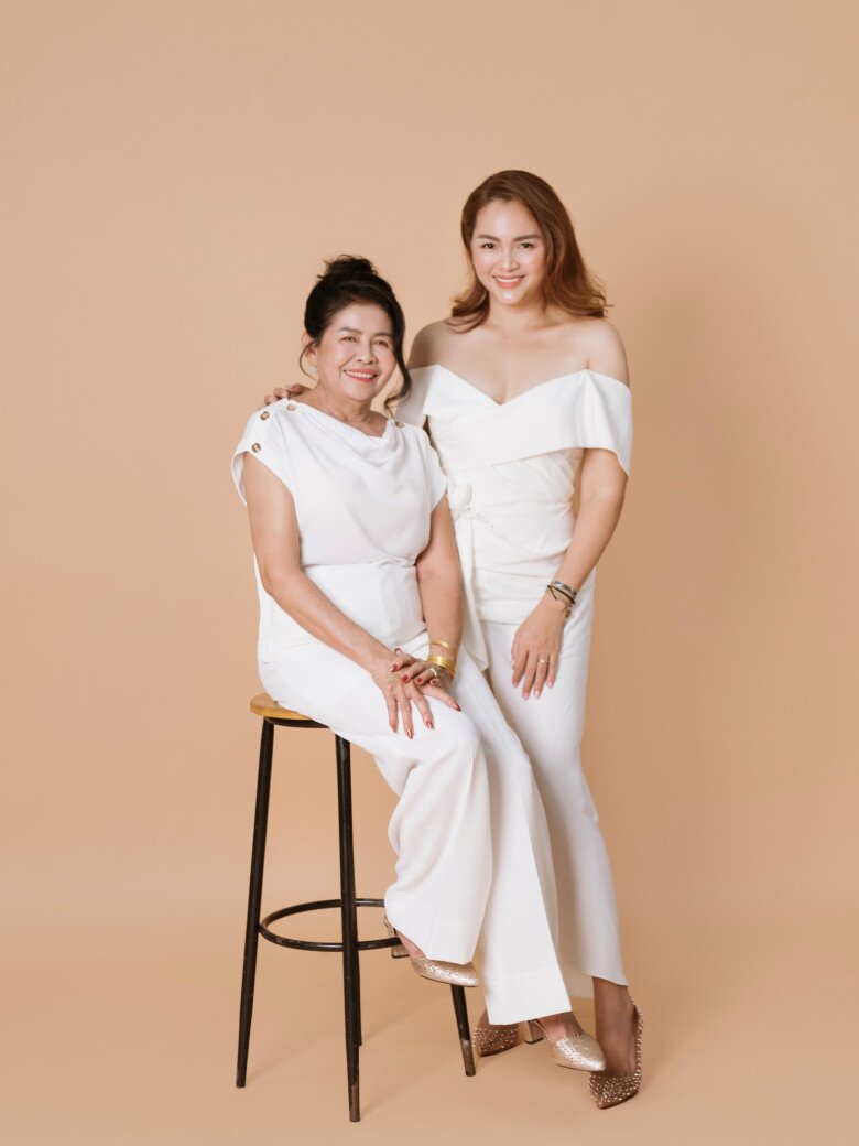 Cô luôn có sự đồng hành của mẹ ruột.