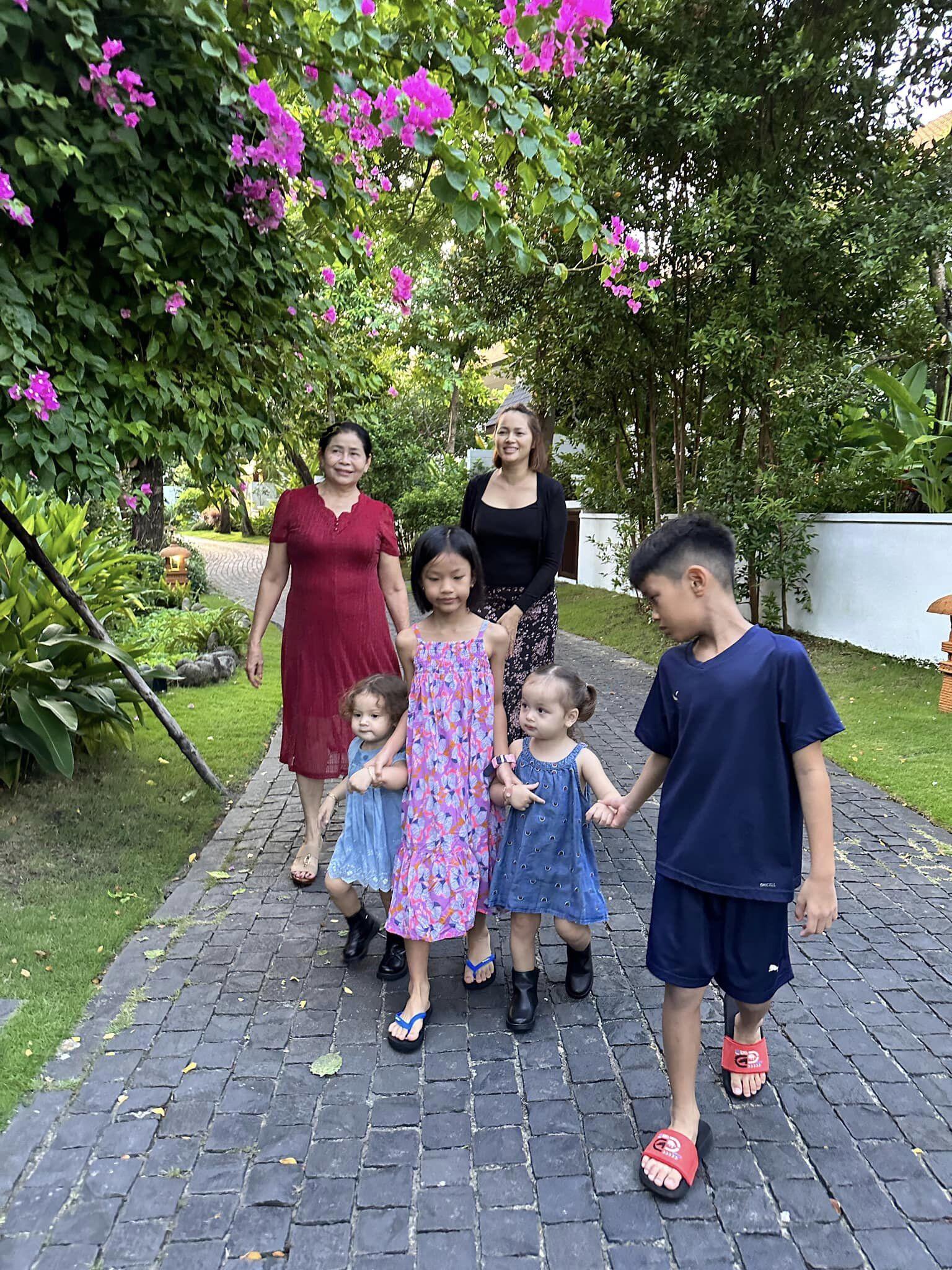 Diễm Châu có sự giúp sức của mẹ ruột trong việc chăm con. 