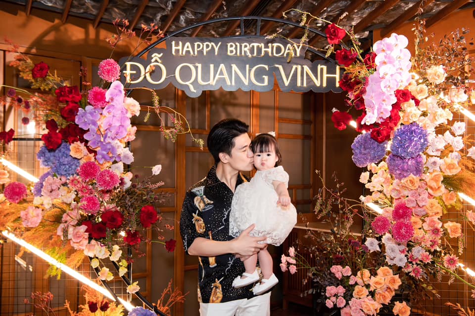 Đỗ mỹ linh hiếm hoi lộ diện bên cả nhà chồng hào môn con gái diện váy công chúa khoe má bánh bao đáng yêu - 3