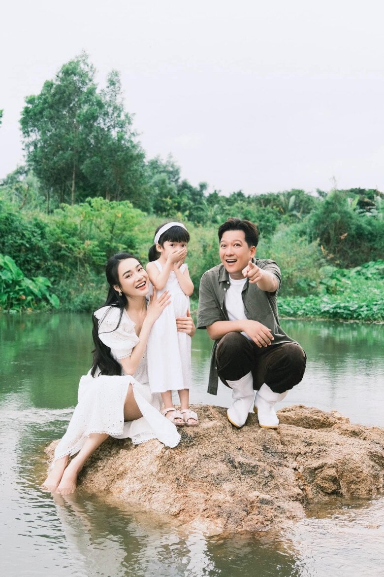 Nhã phương hạnh phúc vì đi làm về có chồng con ra sân bay đón bé destiny có dáng đi giống hệt trường giang - 10