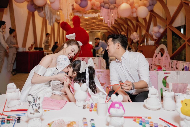 Nhã phương hạnh phúc vì đi làm về có chồng con ra sân bay đón bé destiny có dáng đi giống hệt trường giang - 12