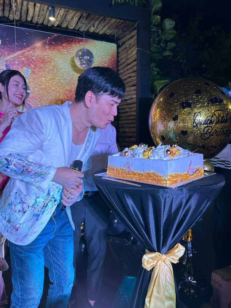 Nam ca sĩ hạnh phúc đón tuổi mới.