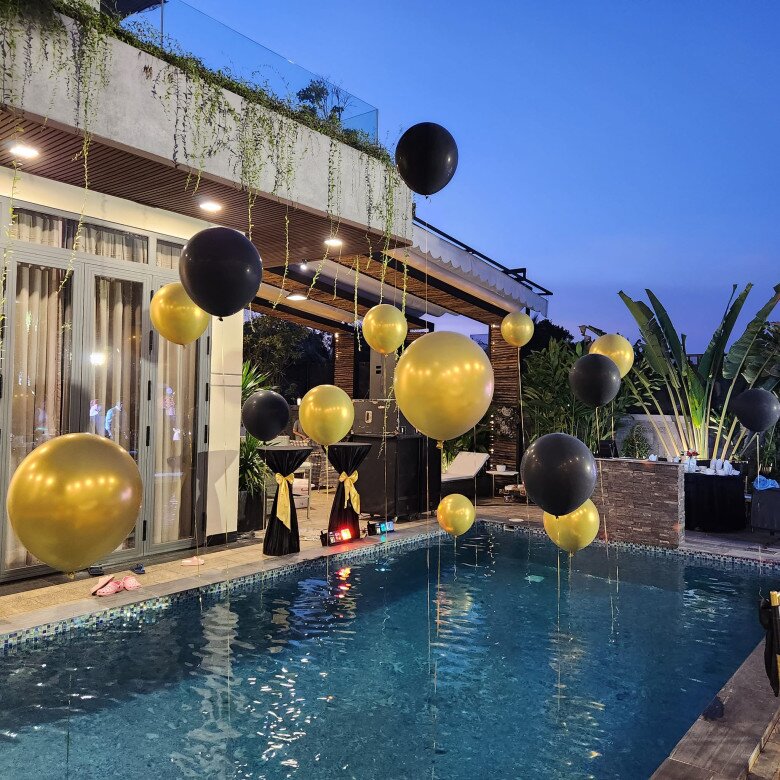 Không gian buổi tiệc tại gia của nam ca sĩ.