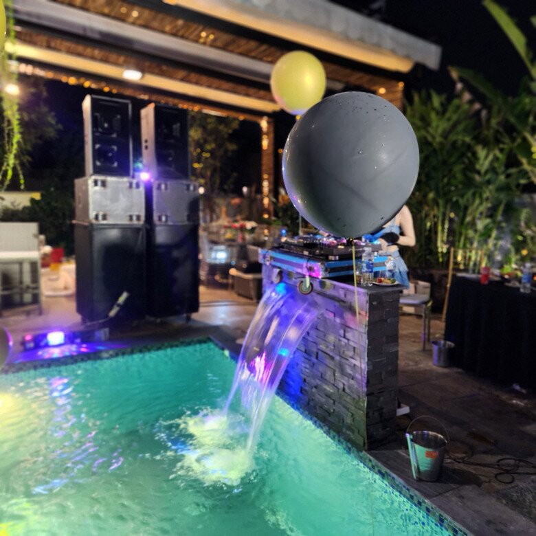 Buổi tiệc có không gian cạnh hồ bơi, bố trí bàn chơi DJ.