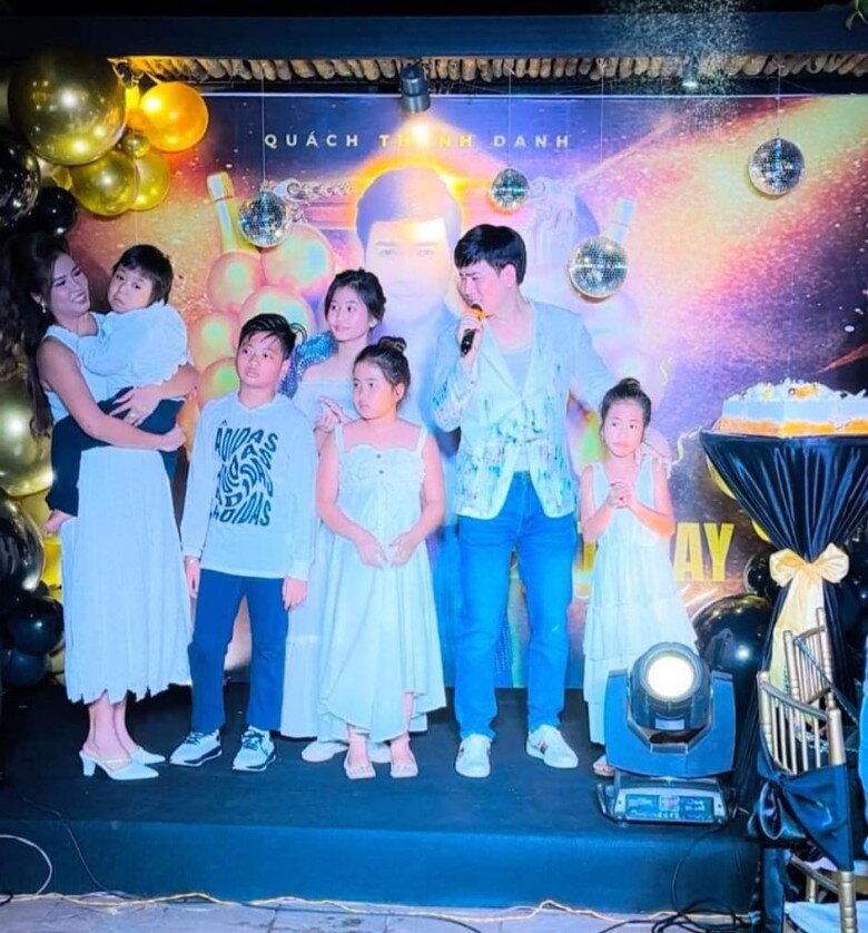Gia đình Quách Thành Danh ăn diện đồng điệu trong ngày đặc biệt.