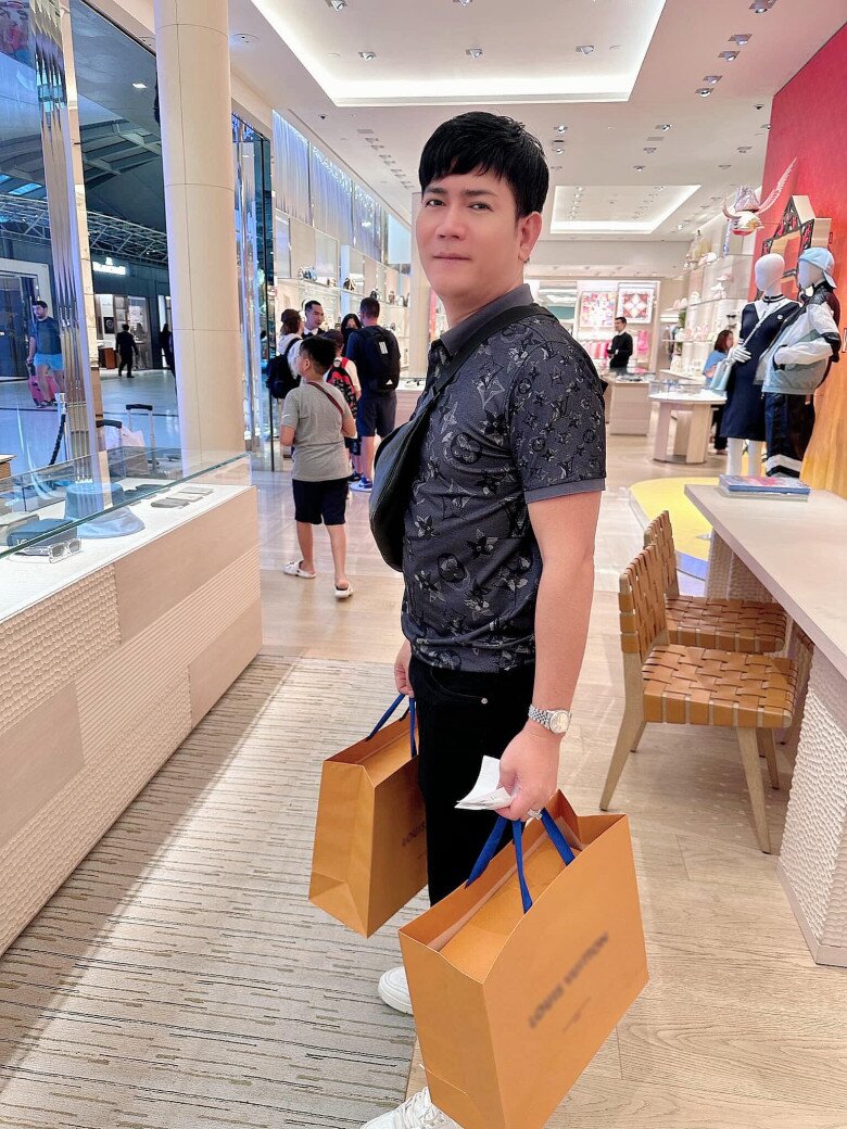 Quách Thành Danh được vợ đưa đi mua quà sinh nhật.