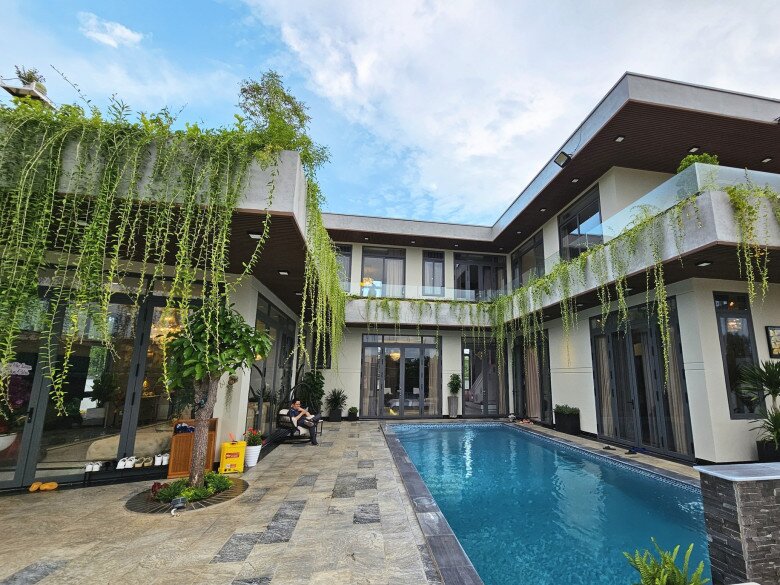 Căn biệt thự bề thế của nam ca sĩ tại TP.HCM