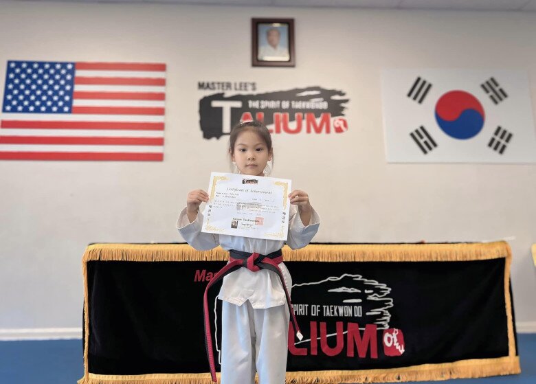 Bé Talia có năng khiếu võ thuật.