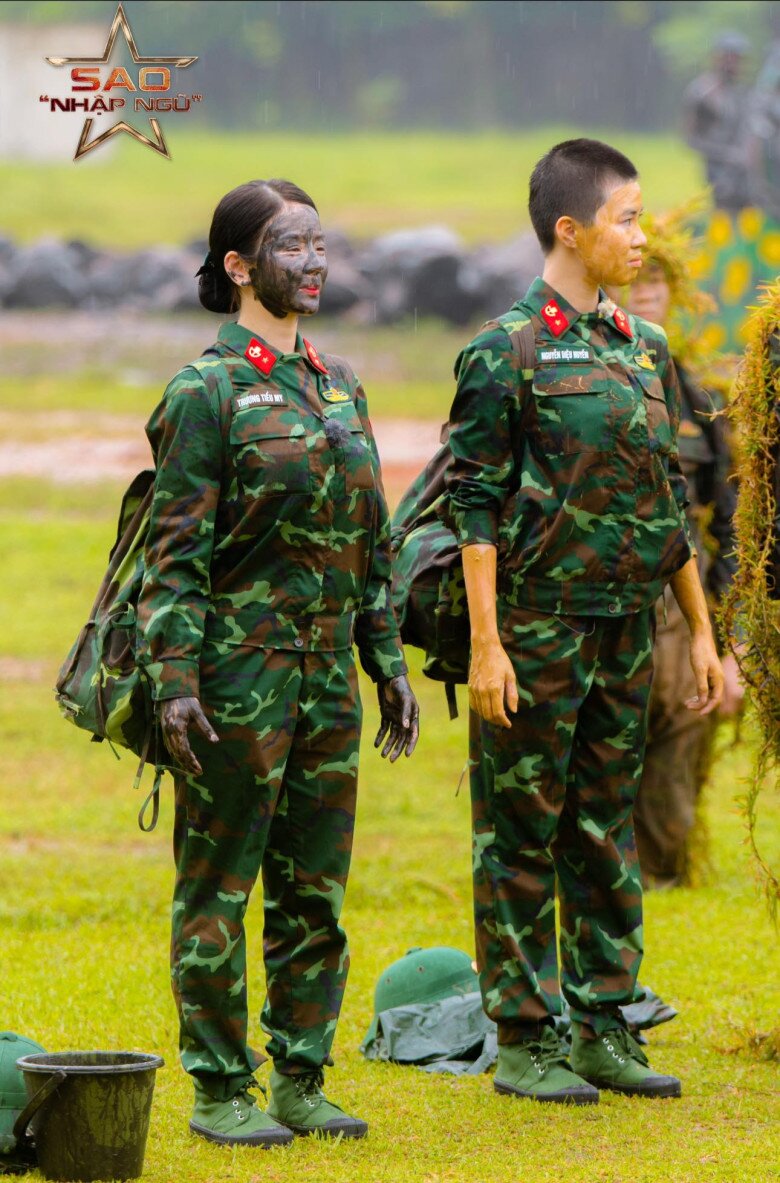 Mie và Pháo cũng đã nhận được sự tuyên dương khi xung phong trải nghiệm thử cảm giác bôi bùn đất ngụy trang lên mặt. 