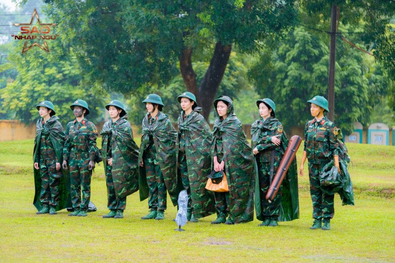 Dàn cast xúc động khi nhập ngũ.