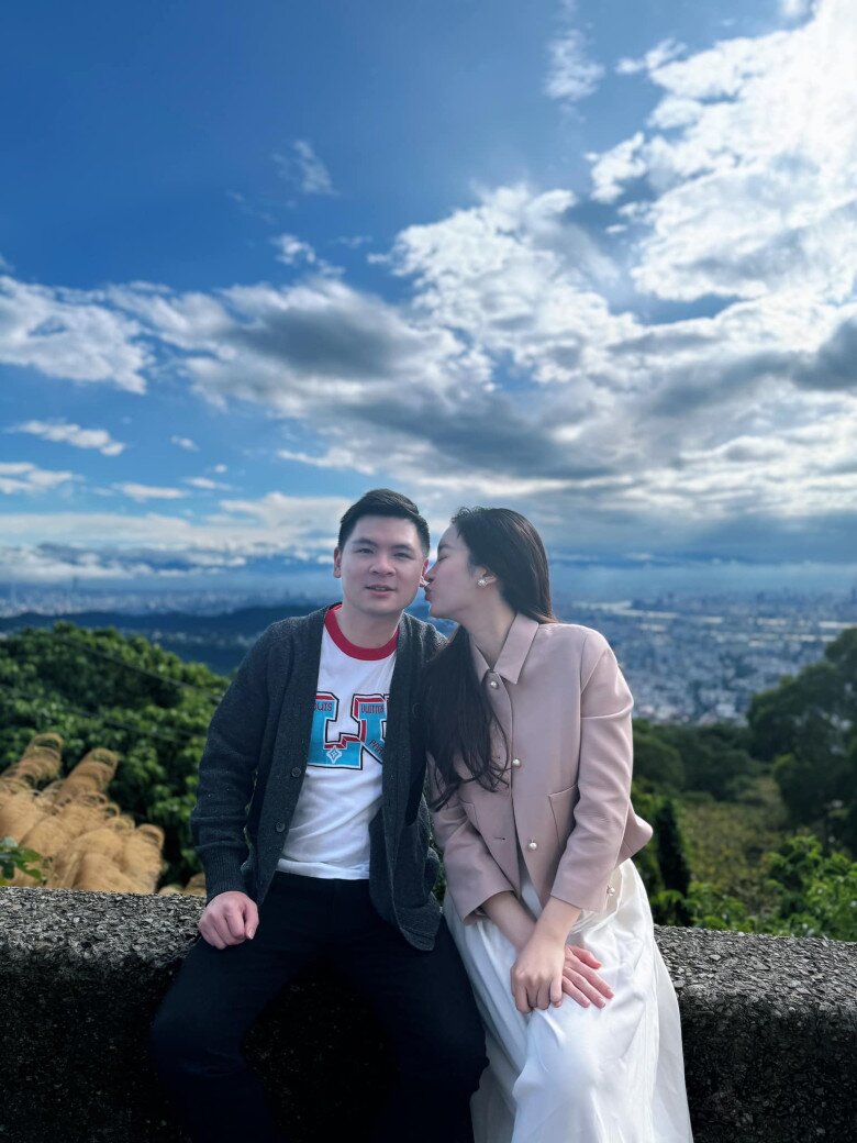 Vợ chồng đỗ mỹ linh trốn con hẹn hò sến súa ở nhật nàng hậu đi cạnh chồng luôn mang giày bệt - 4
