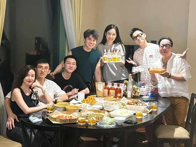 Thiếu gia minh đạt ôm hoa chúc mừng midu nhận bằng thạc sĩ loại giỏi nhìn vợ mới cưới bằng ánh mắt si mê - 9