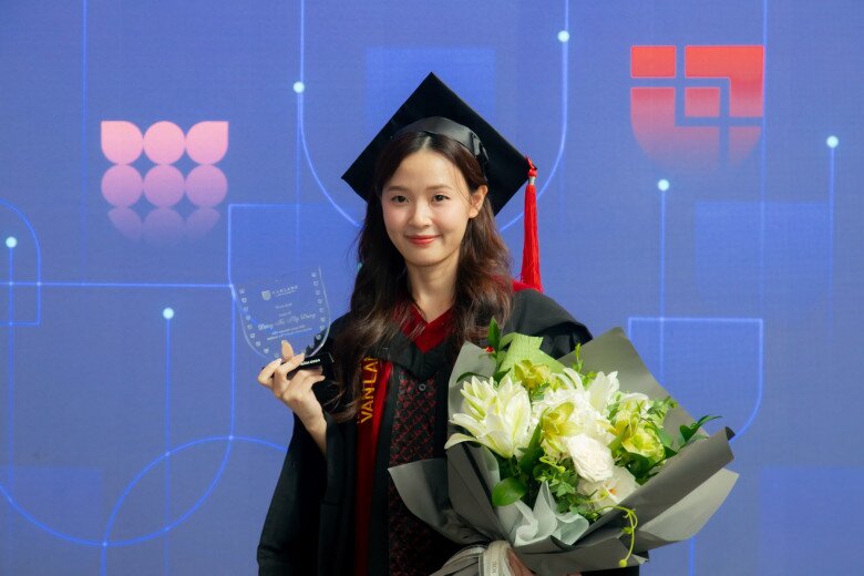 Thiếu gia minh đạt ôm hoa chúc mừng midu nhận bằng thạc sĩ loại giỏi nhìn vợ mới cưới bằng ánh mắt si mê - 1
