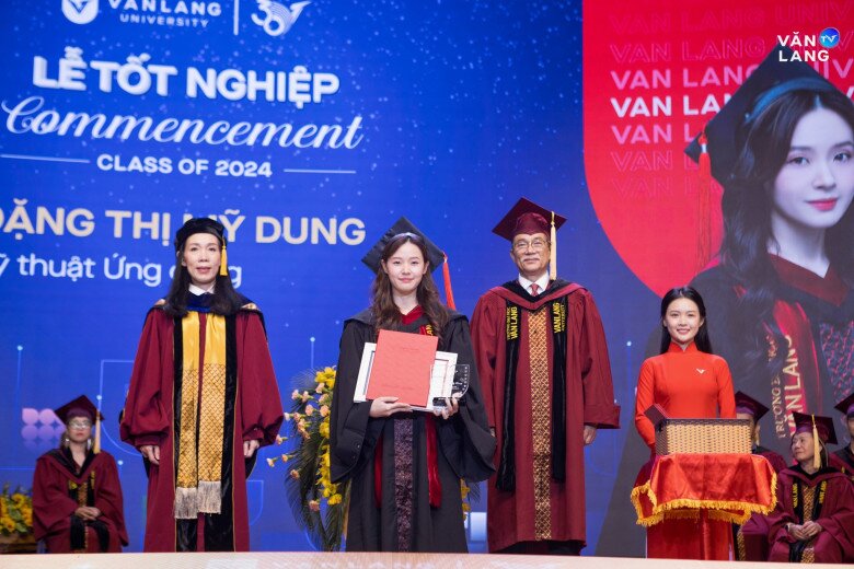 Thiếu gia minh đạt ôm hoa chúc mừng midu nhận bằng thạc sĩ loại giỏi nhìn vợ mới cưới bằng ánh mắt si mê - 7