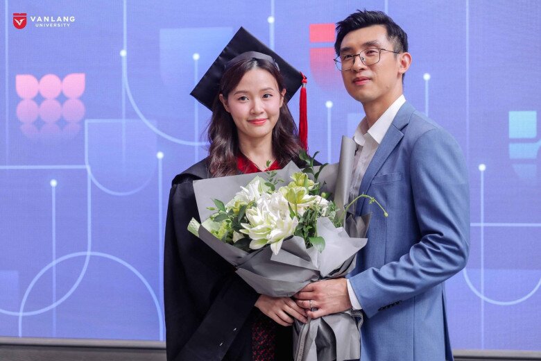 Thiếu gia minh đạt ôm hoa chúc mừng midu nhận bằng thạc sĩ loại giỏi nhìn vợ mới cưới bằng ánh mắt si mê - 5