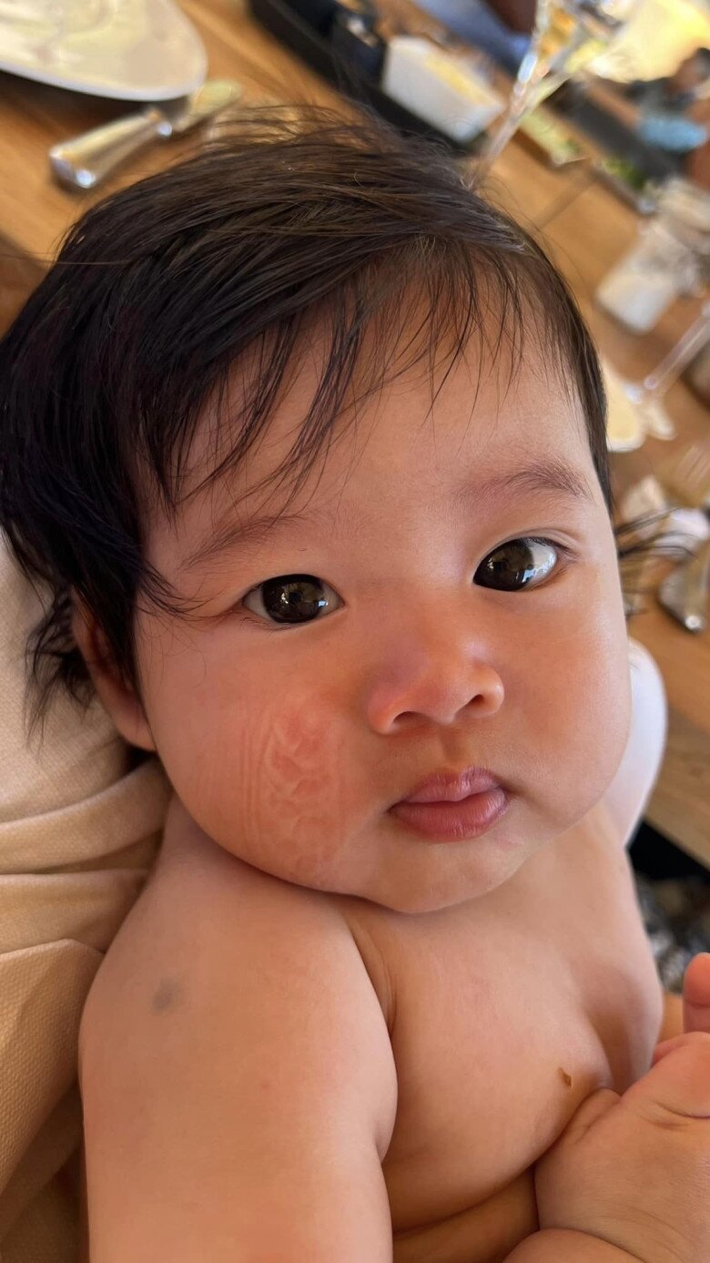 Con gái á hậu hoàng my vừa ra đời đã đi du lịch sang chảnh mặc áo tắm khoe khúc giò yêu hết chỗ chê - 5