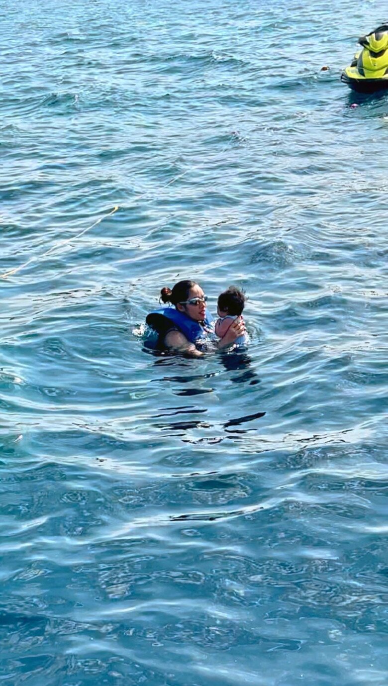 Con gái á hậu hoàng my vừa ra đời đã đi du lịch sang chảnh mặc áo tắm khoe khúc giò yêu hết chỗ chê - 4