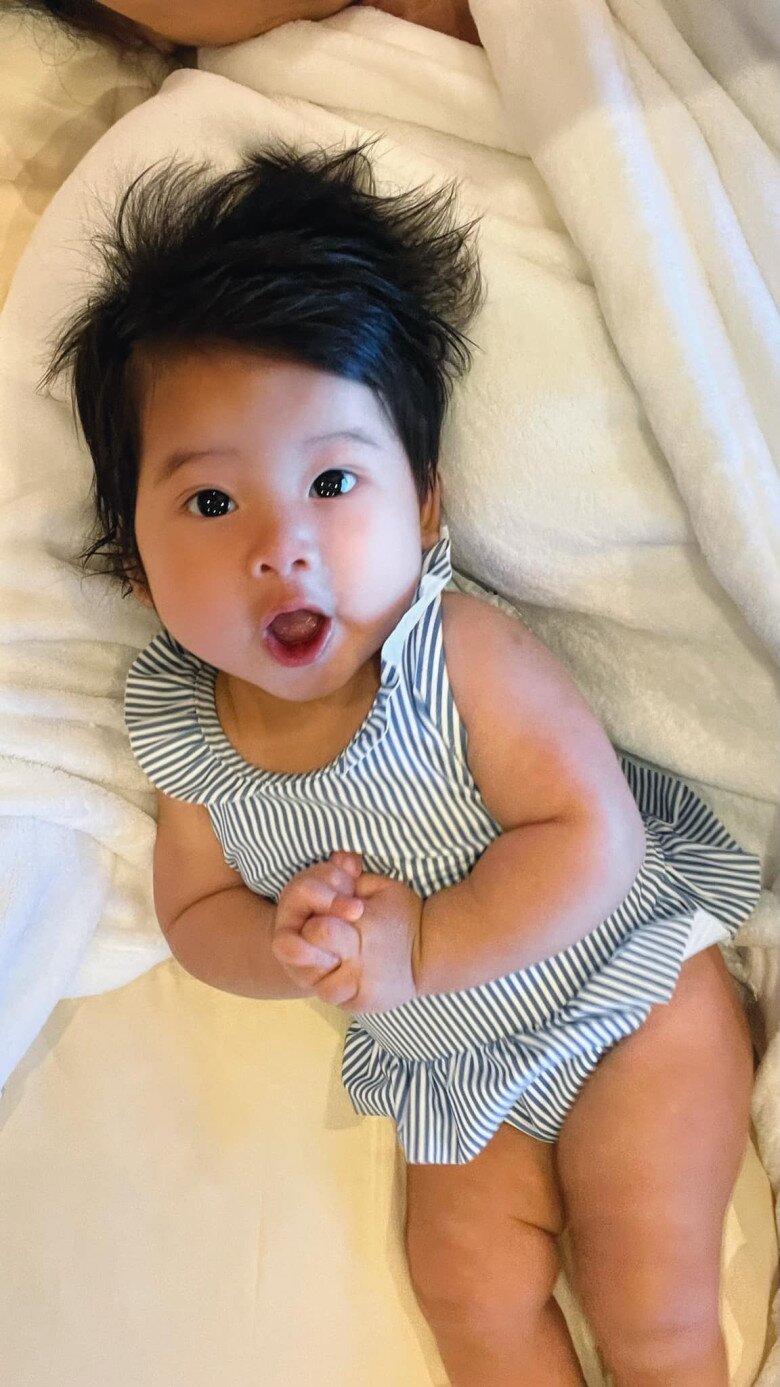 Con gái á hậu hoàng my vừa ra đời đã đi du lịch sang chảnh mặc áo tắm khoe khúc giò yêu hết chỗ chê - 1
