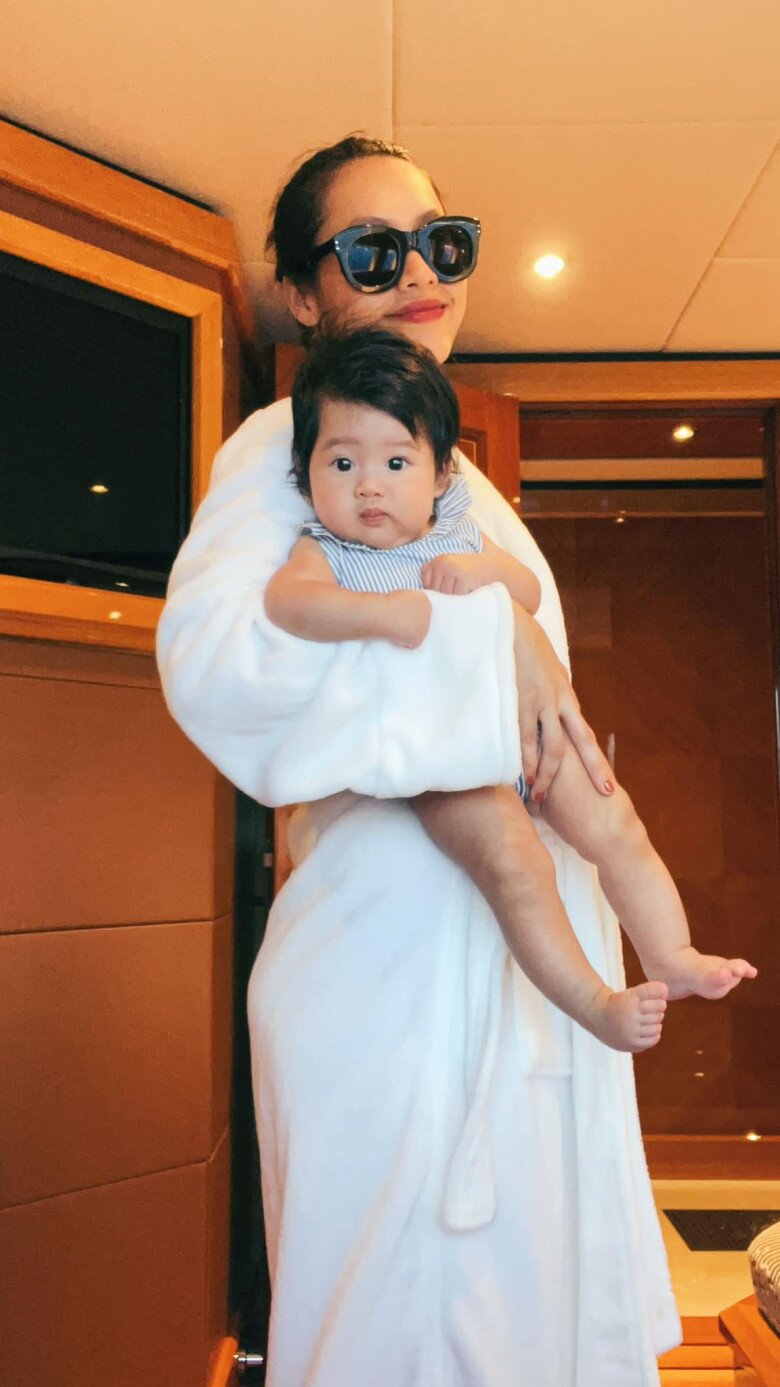 Con gái á hậu hoàng my vừa ra đời đã đi du lịch sang chảnh mặc áo tắm khoe khúc giò yêu hết chỗ chê - 2