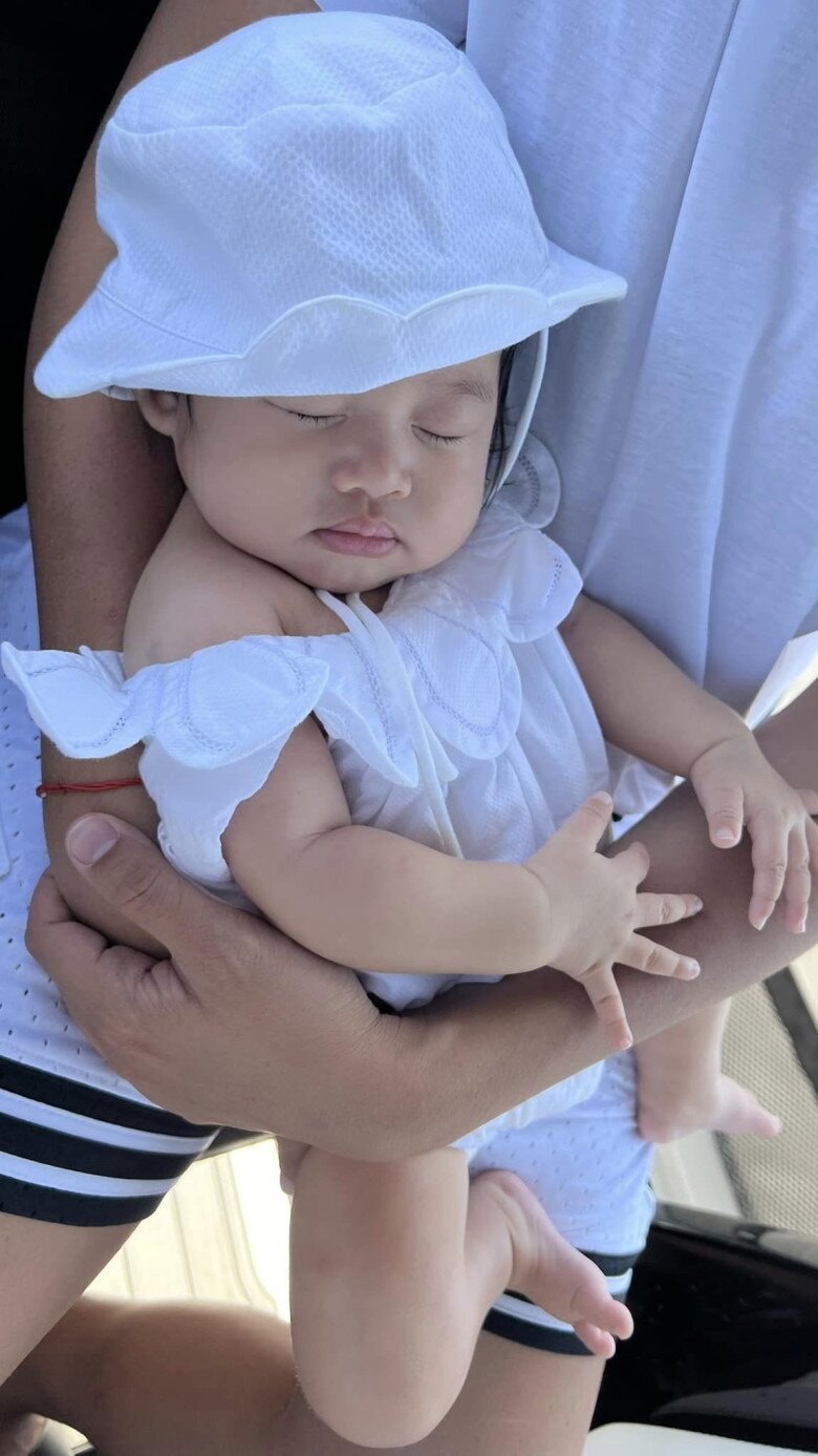 Con gái á hậu hoàng my vừa ra đời đã đi du lịch sang chảnh mặc áo tắm khoe khúc giò yêu hết chỗ chê - 6
