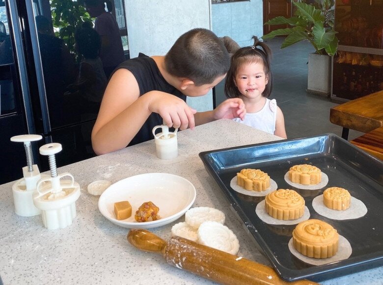 Con sao việt trổ tài làm bánh quý tử nhà lê phương làm bánh trung thu con trai tăng thanh hà cực chuyên nghiệp - 6