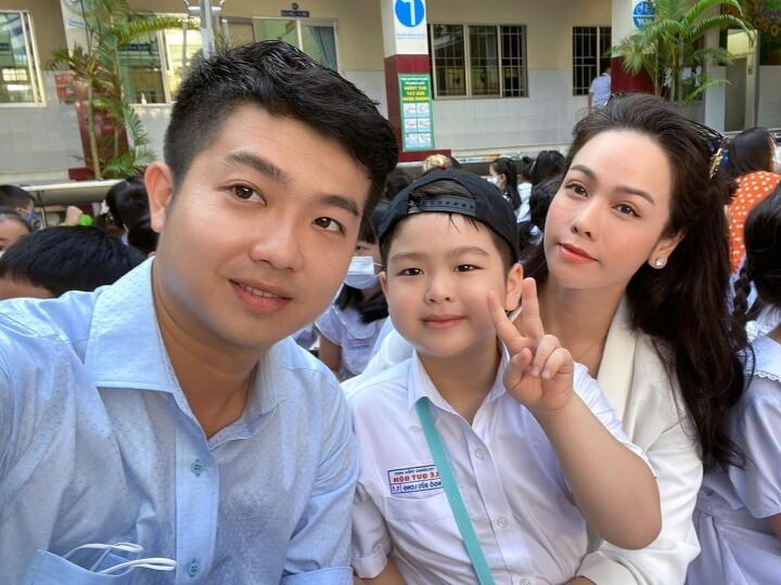 Nhật Kim Anh và chồng cũ cùng chăm sóc con trai.