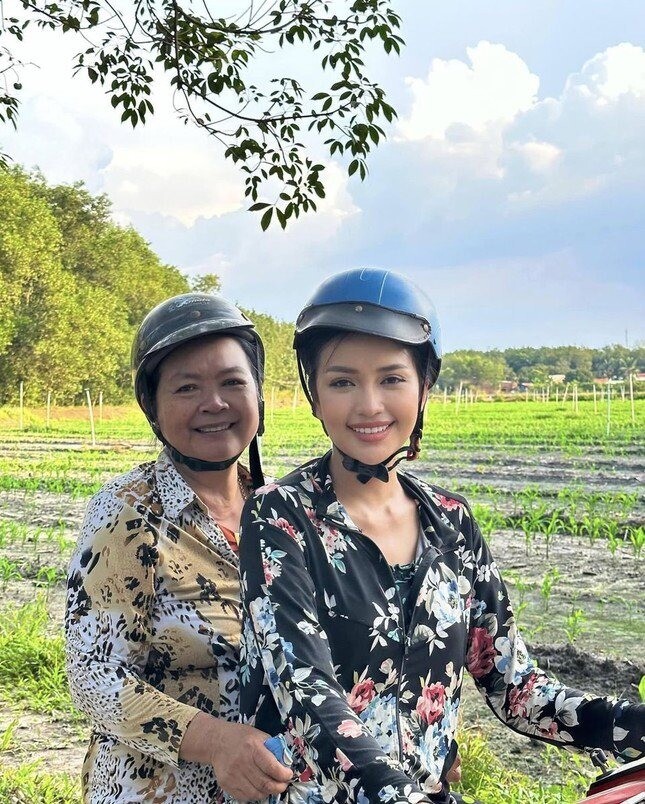 Hoa hậu ngọc châu mắt sưng tấy đỏ hoe vì khóc nhiều ôm chặt di ảnh của mẹ trong lễ an táng - 8
