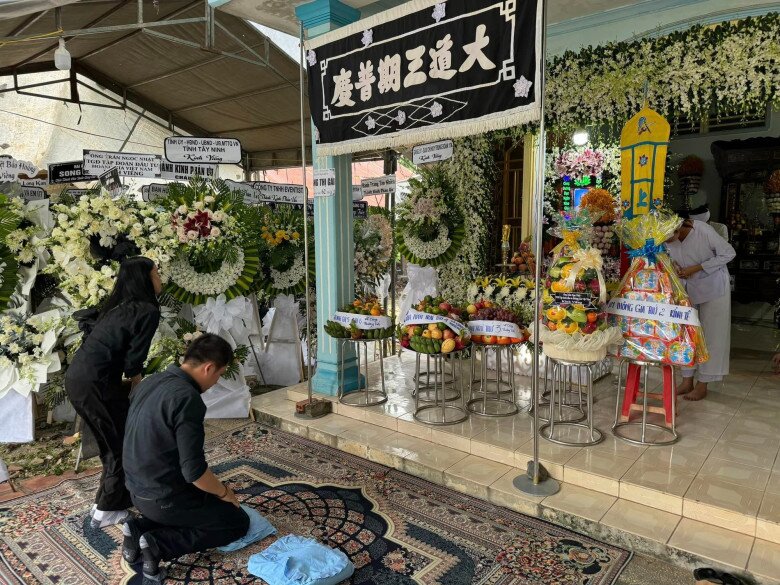 Hoa hậu ngọc châu mắt sưng tấy đỏ hoe vì khóc nhiều ôm chặt di ảnh của mẹ trong lễ an táng - 2