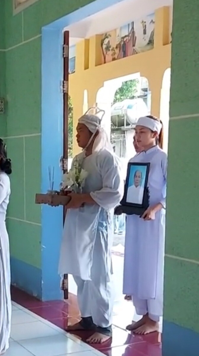 Hoa hậu ngọc châu mắt sưng tấy đỏ hoe vì khóc nhiều ôm chặt di ảnh của mẹ trong lễ an táng - 1