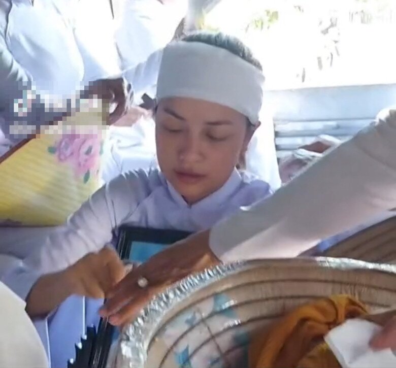 Hoa hậu ngọc châu mắt sưng tấy đỏ hoe vì khóc nhiều ôm chặt di ảnh của mẹ trong lễ an táng - 4