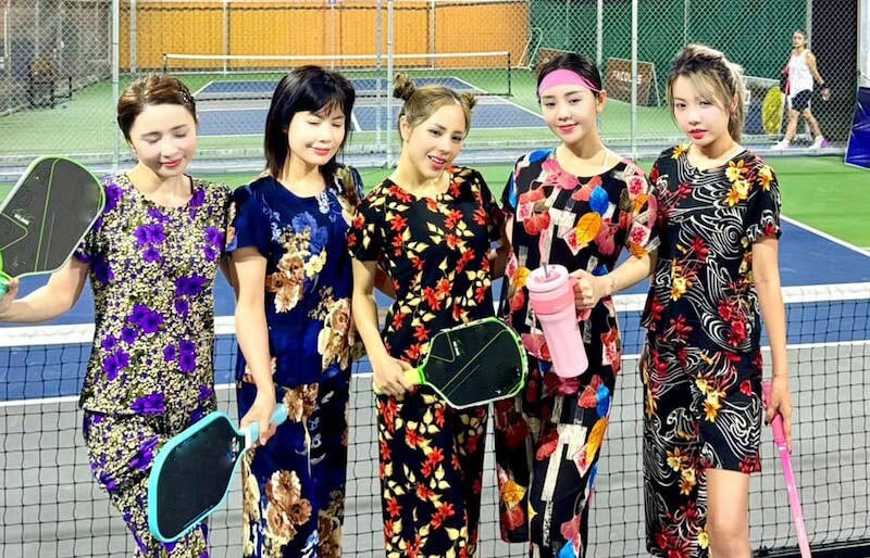 Những cặp đôi bị đồn hẹn hò trên sân pickleball xoài non - gil lê dính nhau không rời quỳnh kool bị chê làm lố - 6