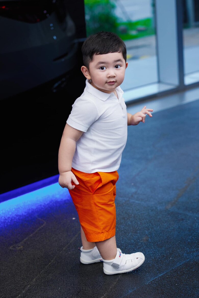 Quý tử của chi bảo đi học về khoanh tay chào ba thiếu gia sống trong nhung lụa được mẹ dạy dỗ cực nghiêm - 4