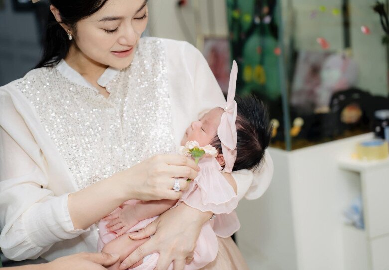 Thanh Trúc hạnh phúc đón con sau quá trình làm IVF tốn kém.