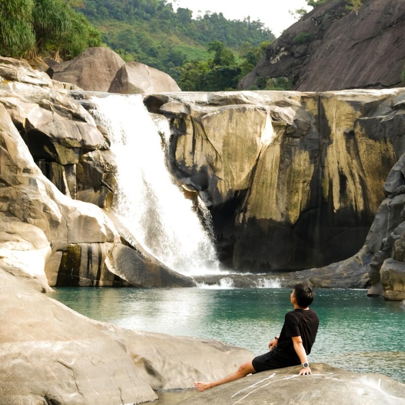 Đến Vực Phun, bạn có thể tận hưởng thiên nhiên trong lành, núi rừng xanh tốt, đắm chìm trong làn nước mát rượi hoặc men theo những con đường mòn để lên thượng nguồn của sông Bánh Lái,... (Ảnh: Điệu Võ)