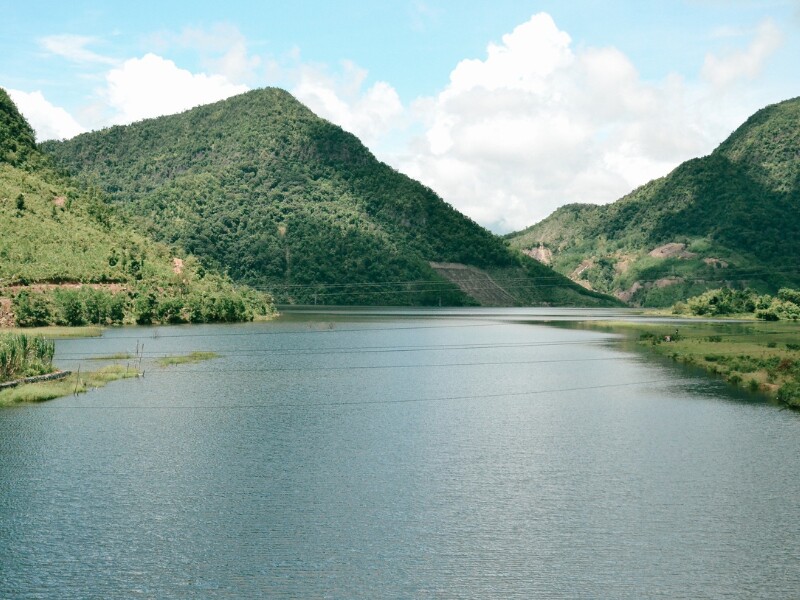 Nhắc đến Huế, mọi người thường nghĩ ngay tới Đại nội Kinh Thành Huế, lăng tẩm đền đài, tới cầu Tràng Tiền, sông Hương núi Ngự nên thơ, chùa Thiên Mụ cổ kính, Phá Tam Giang bình yên,... mà ít ai để ý tới vùng cao của xứ Huế, nơi mang tên A Lưới. (Ảnh: HelloPine)