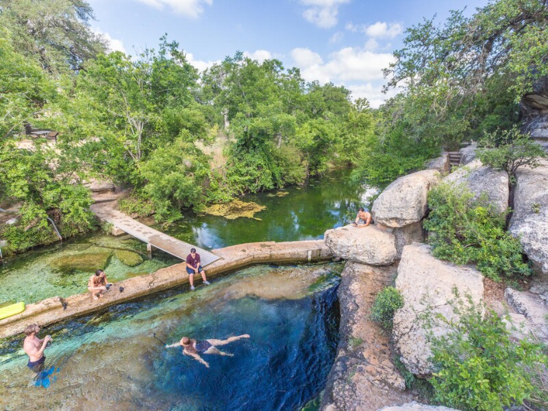 Đi một đoạn ngắn qua Texas Hill Country đến Wimberley, Texas (Mỹ), đây là nơi bạn có thể tìm thấy Jacob's Well.