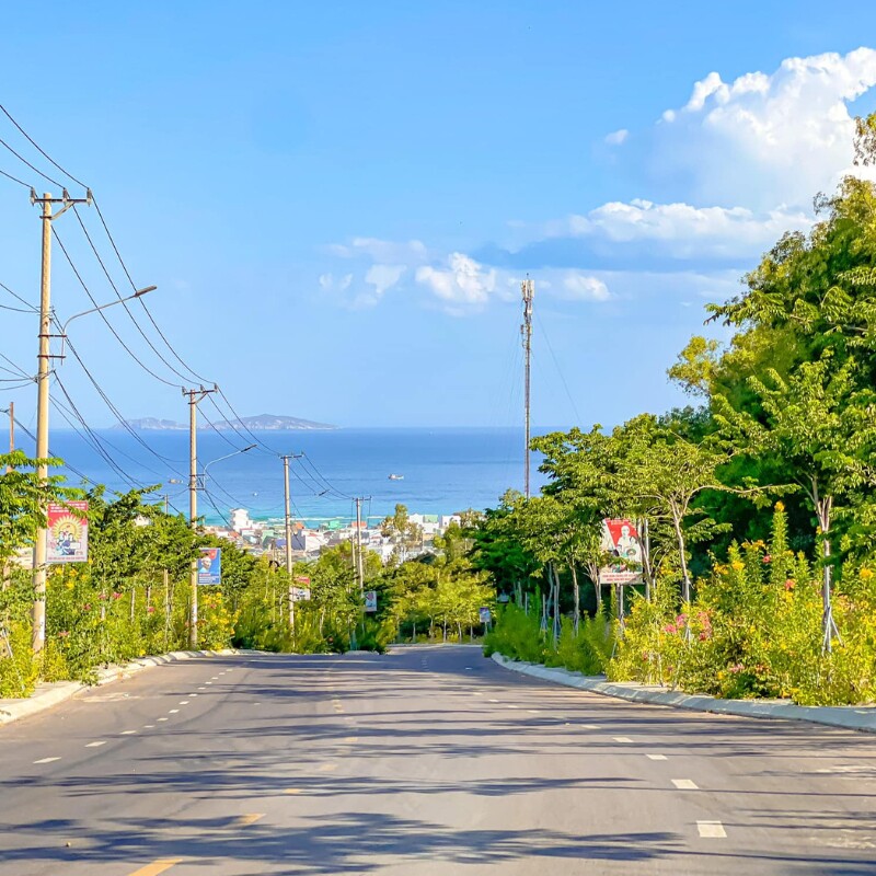 Đến làng chài Nhơn hải bạn không nên bỏ qua đi dạo dọc bờ biển, lặn biển, chèo thuyền thúng, cạy hàu,… (Ảnh: Phan Thùy Linh)