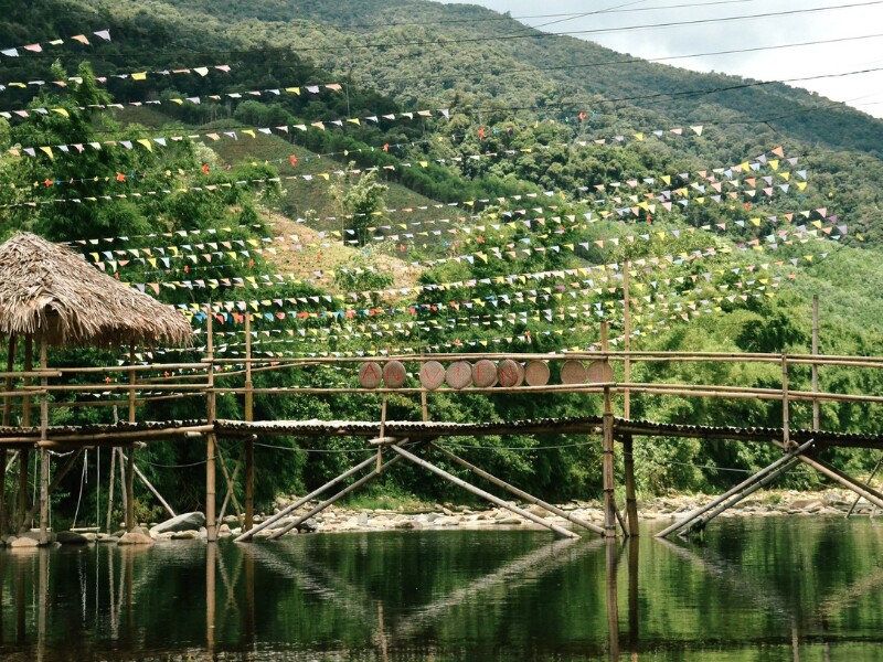 gười ta cứ hay ví, A Lưới là Đà Lạt thứ hai, là Tây Bắc của Huế,... nhưng nếu đi rồi, bạn sẽ thấy: Đây là A Lưới, nơi mang vẻ đẹp riêng biệt, sắc màu đặc trưng riêng. (Ảnh: HelloPine)