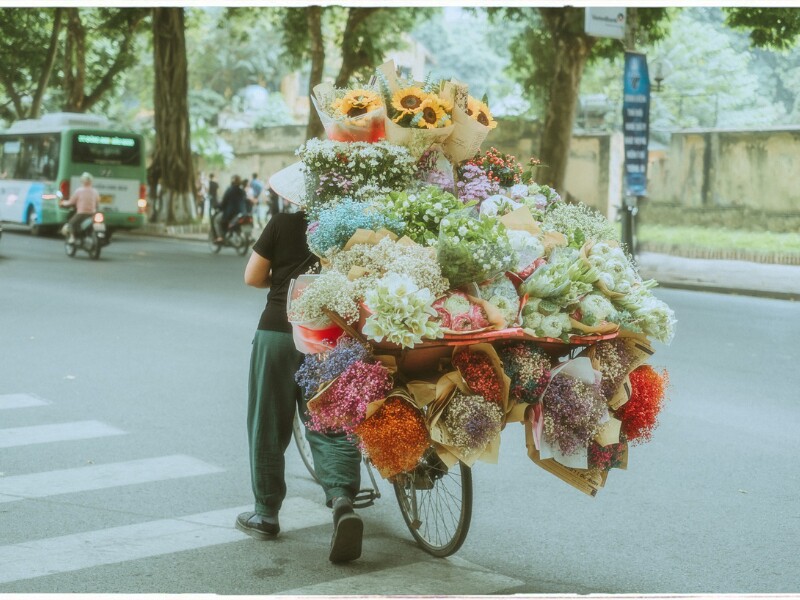 Bạn có thể dễ dàng bắt gặp những chiếc xe hoa như thế này trên mọi nẻo đường Hà Nội. (Ảnh: Như Ý)