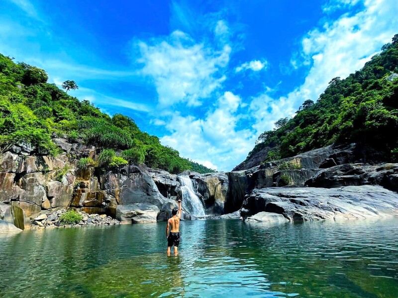 Phía trên sẽ là những lớp đá, xếp thành tầng rất rắn chắc và phần dưới vực là những tảng đá có độ mềm, đã trải qua quá trình  bị bào mòn theo tháng năm thành hố sâu. (Ảnh: Vực Phun Phú Yên)