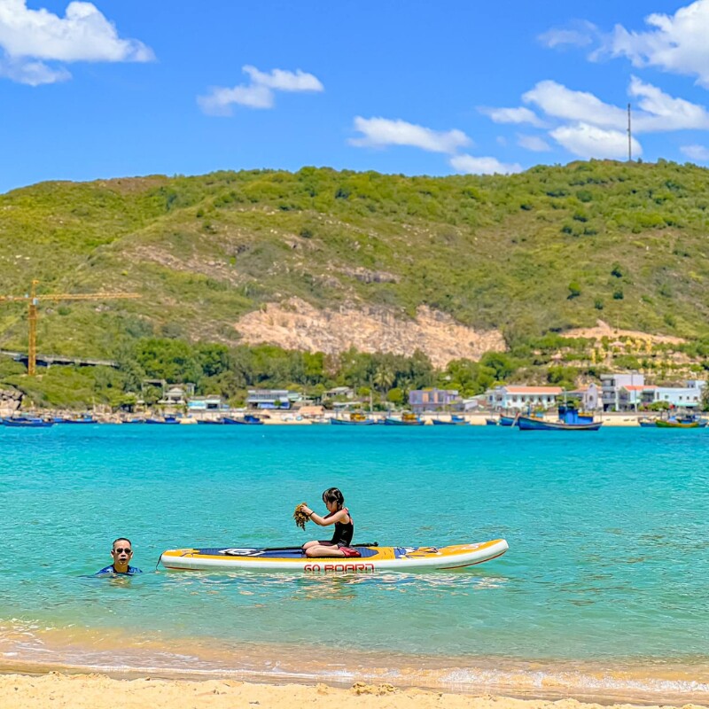 Từ tháng 5 đến tháng 7: Du lịch làng chài Nhơn Hải vào thời điểm này, bạn có thể chiêm ngưỡng vẻ đẹp mê đắm lòng người của những rặng rong mơ chín vàng thả mình đung đưa theo làn nước biển trong xanh. (Ảnh: Phan Thùy Linh)