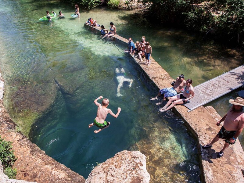 Jacob's Well nằm sâu trong Khu vực tự nhiên Jacob's Well, một công viên do Sở Công viên Quận Hays quản lý, tại số 1699 Đường Mount Sharp, Wimberley, Texas.