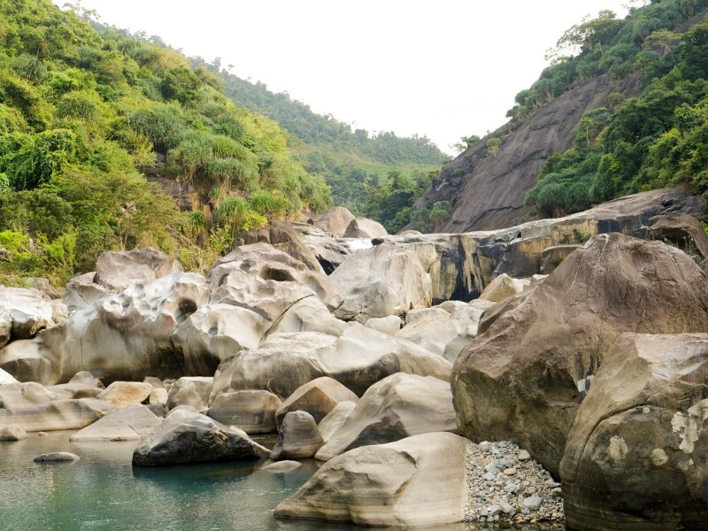 Đặc biệt từ lòng vực trở lên vách đá có nhiều chỗ dựng thẳng đứng. Phong cảnh Vực Phun đã đẹp, nhưng còn đẹp hơn bởi những truyền thuyết dân gian chung quanh vực này. (Ảnh: Điệu Võ)