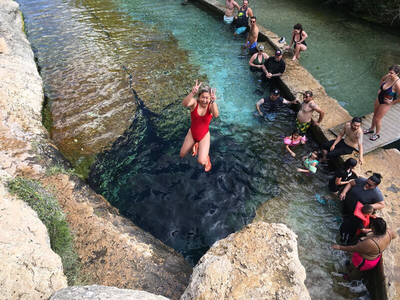 Khu vực tự nhiên Jacob’s Well hoàn toàn miễn phí! Nếu bạn muốn bơi trong giếng nước tự nhiên, giá vé vào cửa dao động từ 120.000 đến 220.000 đồng và trẻ em dưới bốn tuổi được miễn phí.