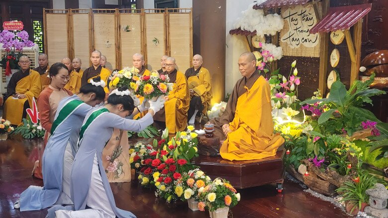 Xúc động khoảnh khắc con gái ôm chầm lấy mẹ, cài bông hồng lên áo: “Hãy dành thời gian cho cha mẹ khi còn có thể...” - 1