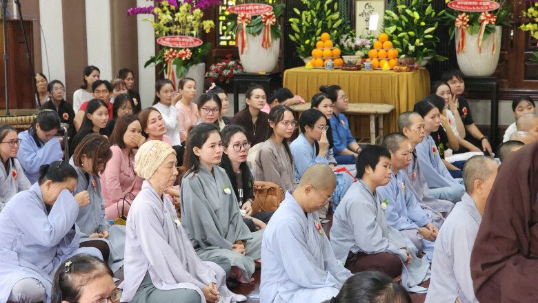 Sau nghi thức bông hoa cài áo, có những Phật tử đã đỏ hoe khoé mắt vì nhớ đến hình ảnh của cha mẹ - những người từng hy sinh tất cả đoạn đường thanh xuân để nuôi dưỡng, dạy dỗ mình đạt thành công như hiện tại.