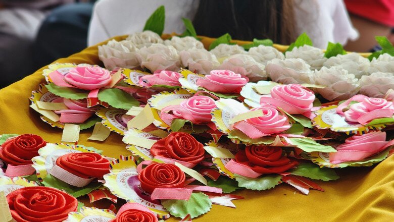 Trong buổi lễ, các chư tôn đức được cài lên ngực bông hồng màu vàng. Người còn cha, còn mẹ sẽ được cài bông hoa hồng đỏ. Người mất cha hoặc mẹ được cài bông hoa hồng nhạt. Còn người mất cả cha và mẹ sẽ cài bông hồng trắng. 