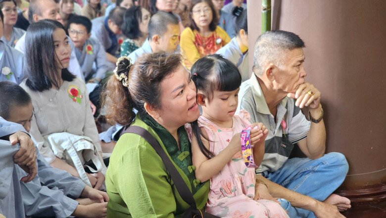 Có những gia đình nhiều thế hệ cùng nhau đến tu viện để cùng nhau tri ân, tưởng nhớ người thân đã khuất.