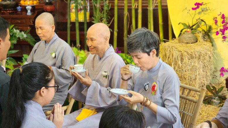 Nghi thức người làm con dâng trà, rửa chân đáp lại công lao dưỡng dạy của cha mẹ khiến nhiều Phật tử phải oà khóc nức nở.